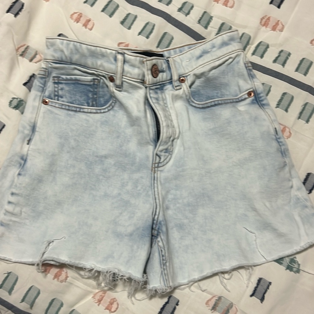 NWOT - EXPRESS - MIDI HIGH RISE DENIM SHORTS - 00